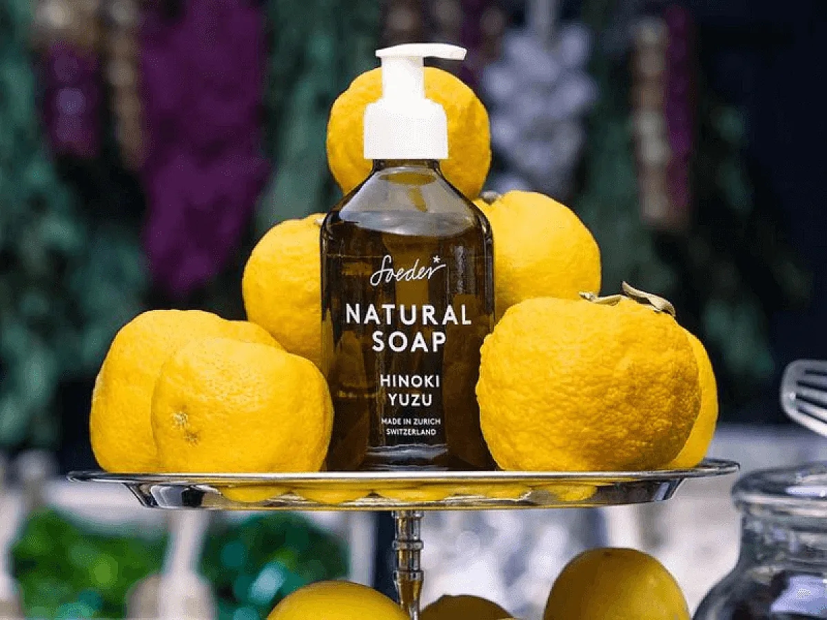 die 10 besten Schweizer Brands: Natural Soap Hinoki Yuzu von Soeder umgeben von Yuzu-Früchten