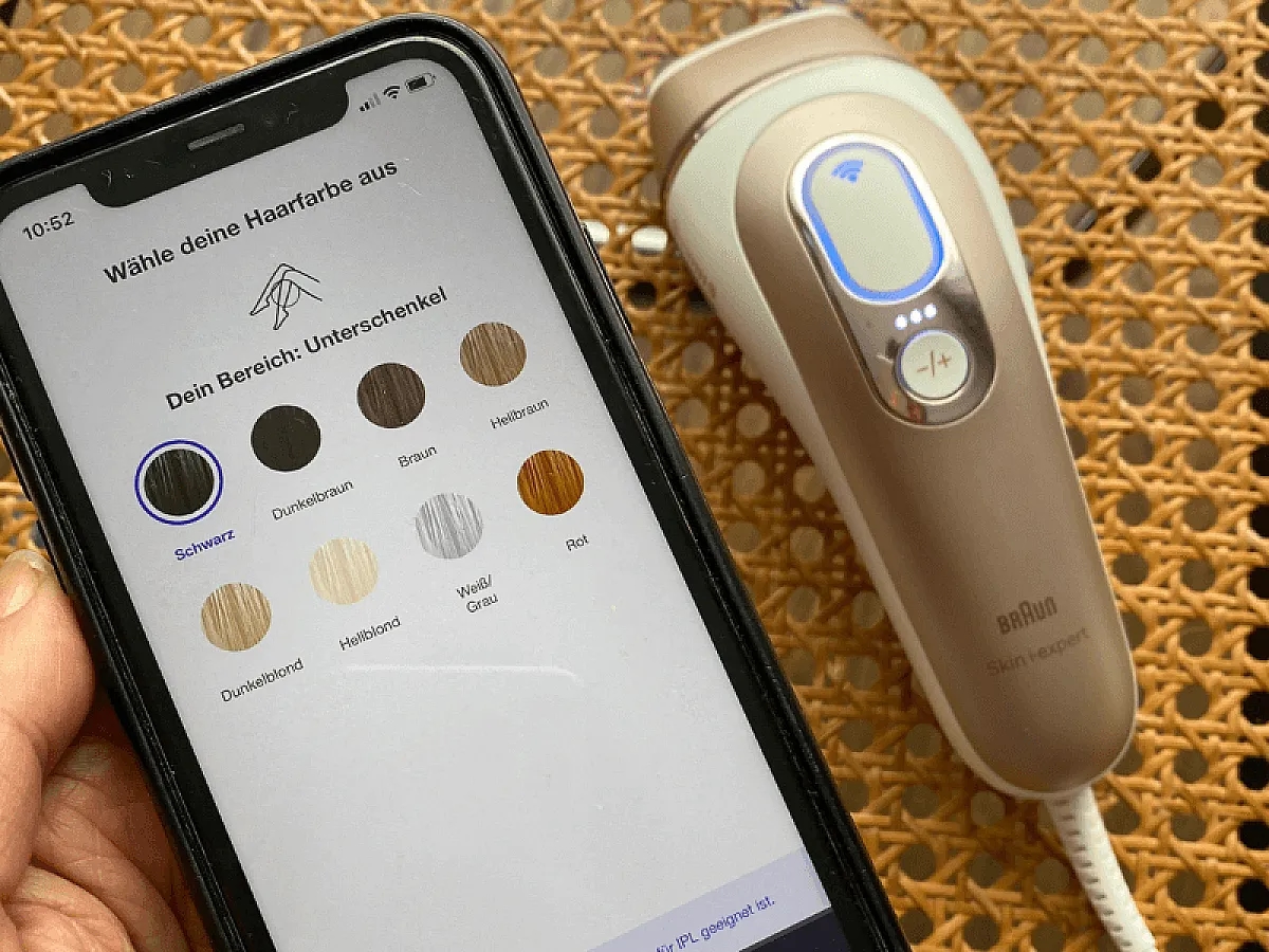 Frau hält Handy mit der App zu dem neuen Braun IPL Skin i-expert Pro IPL PL7253