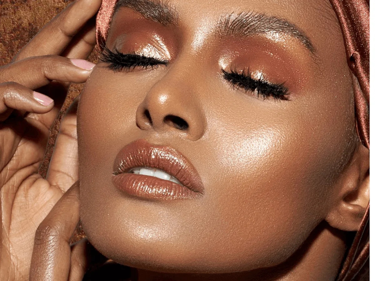 Model mit make-up vin Danessa Myricks Beauty mit sanften Erdtönen