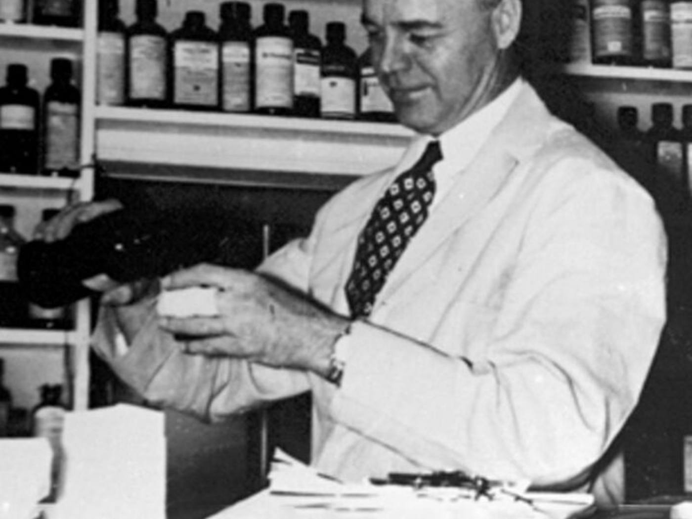 Dermatologe bei der Entwicklung der ersten Reinigungslotion von Cetaphil 1947