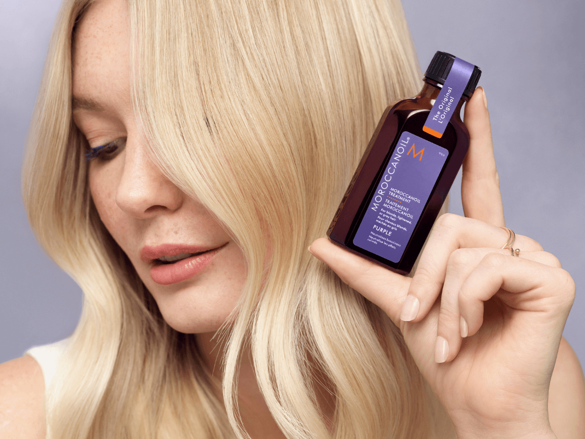 Model mit Moroccanoil Blonde Perfection Purple Treatment