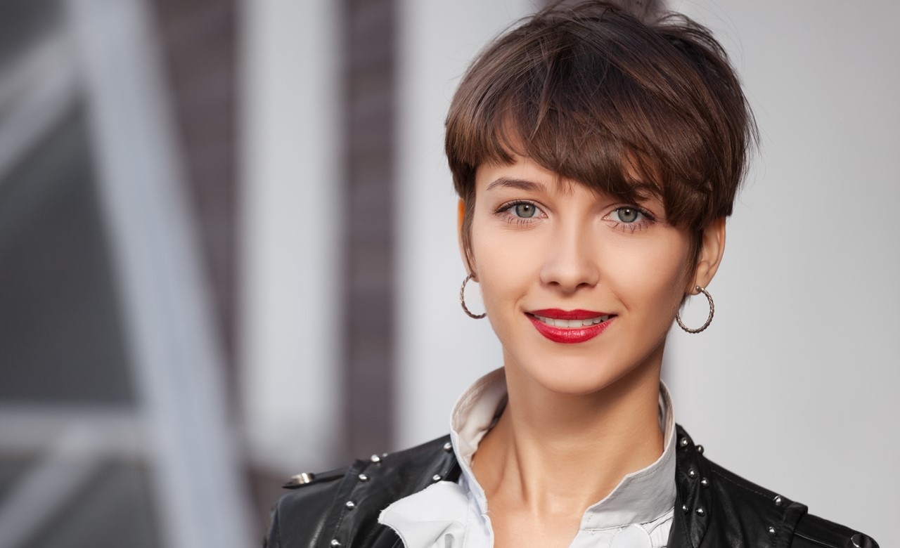 Bild von Frau mit Pixie Cut