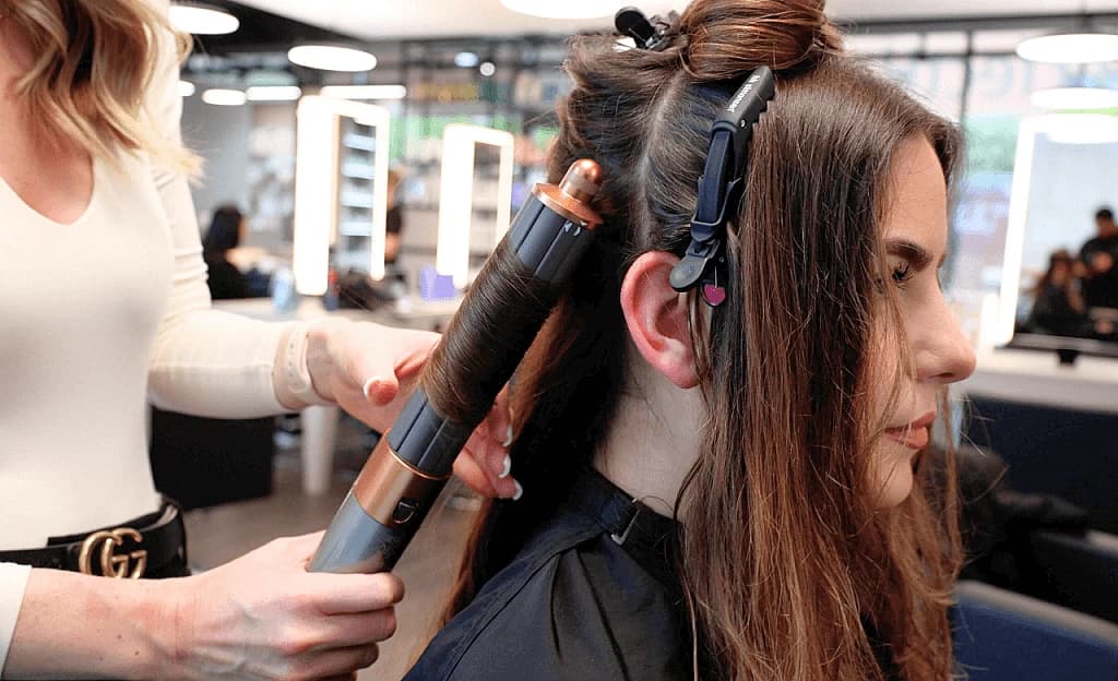 Locken werden im Salon mit dem dyson Lockenaufsatz gestylet