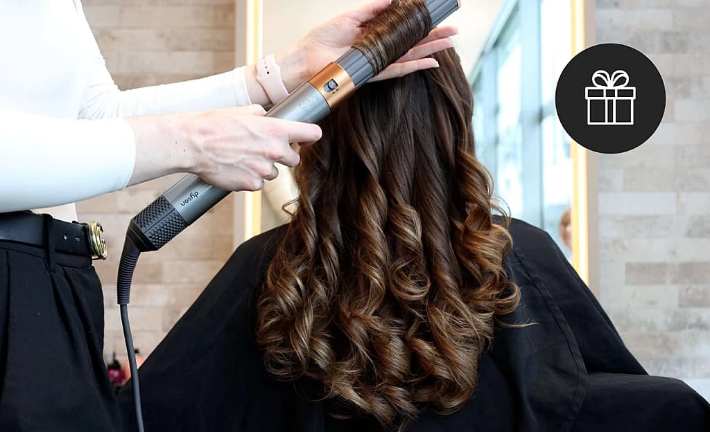 Locken werden mit dyson Airwrap im Salon gestylet