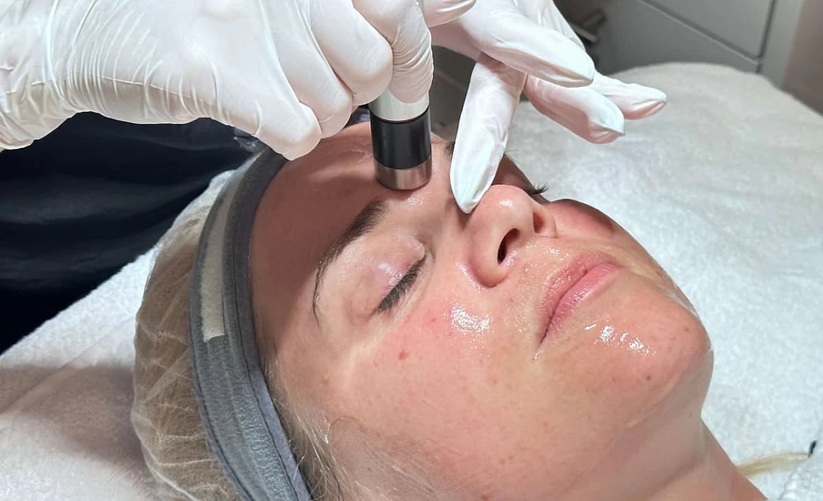 Mit Ultraschallgerät wird über die Haut gefahren.