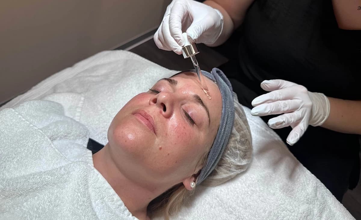 Serum wird aufgetragen.