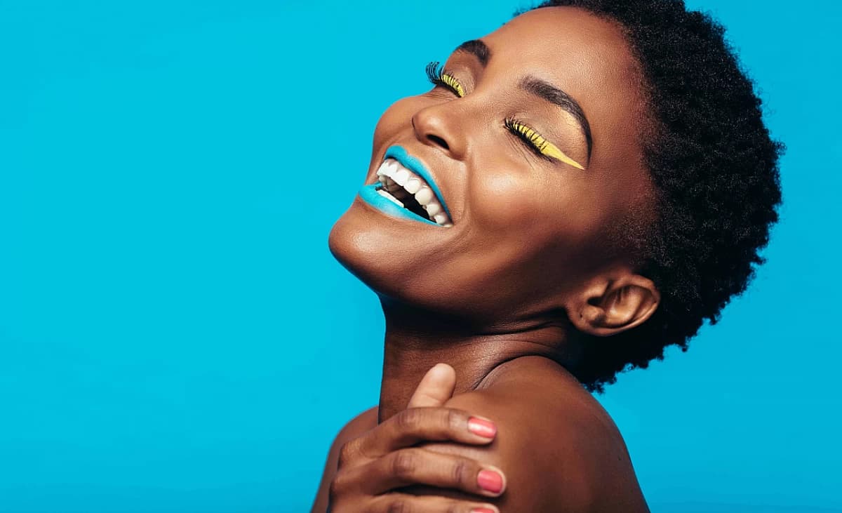 Buntes Make-up: Blauer Lippenstift, gelber Eyeliner