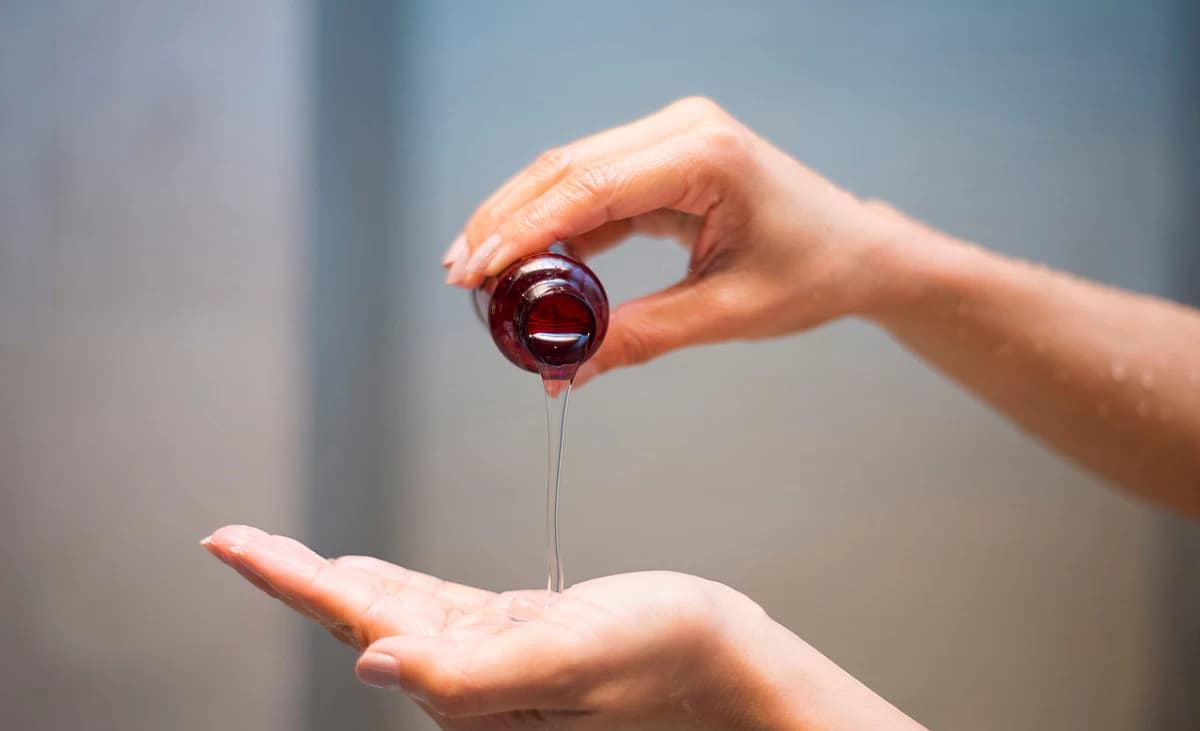 Diese Shampoos helfen wirkungsvoll gegen Schuppen