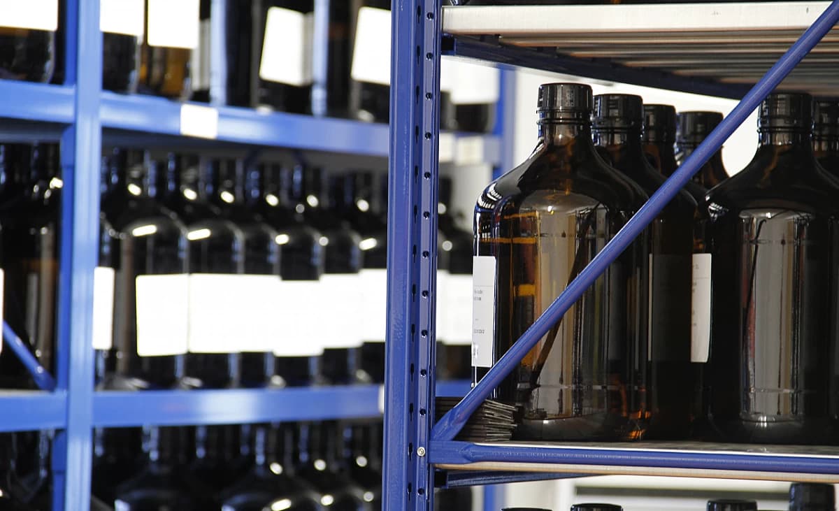 Flaschen mit ätherischen Ölen bei farfalla im Lager