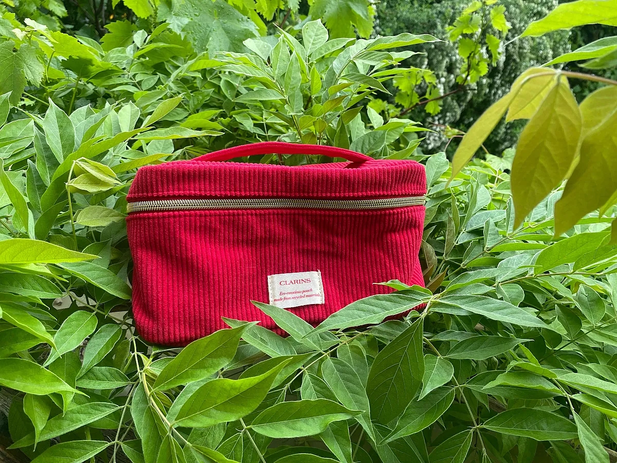 Set der Clarins Pflege- und Make-up-Icons im Grünen fotografiert