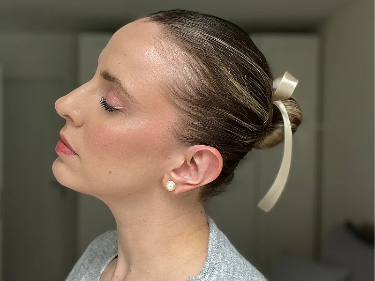 Frau mit Dutt und Make-up im Ballet Core-Style
