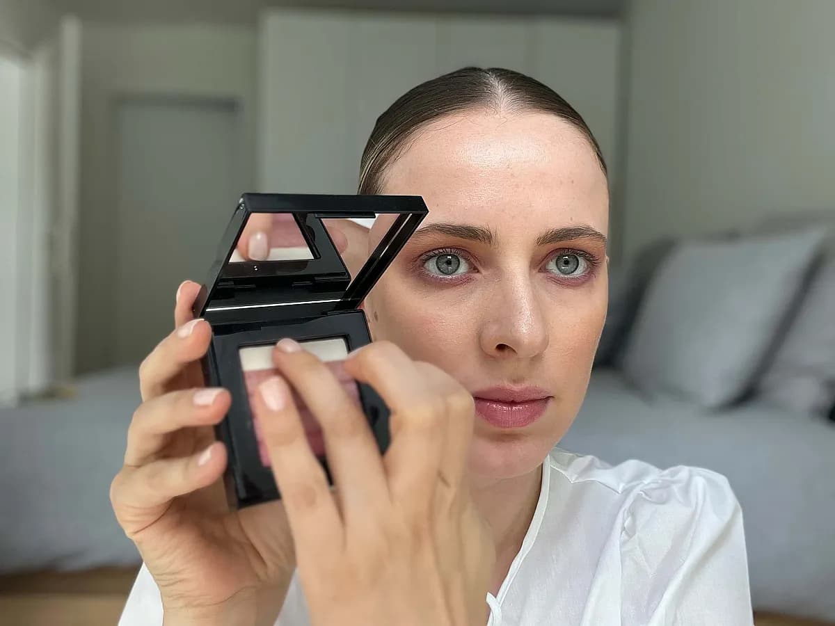 Frau zeigt Augenpalette von Bobbi Brown