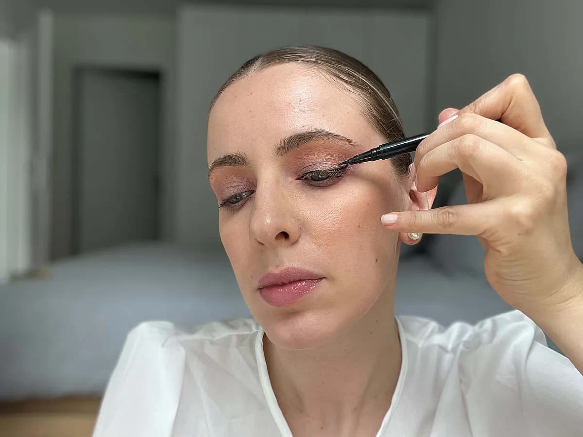 Frau einen schwarzen zieht Eye Liner