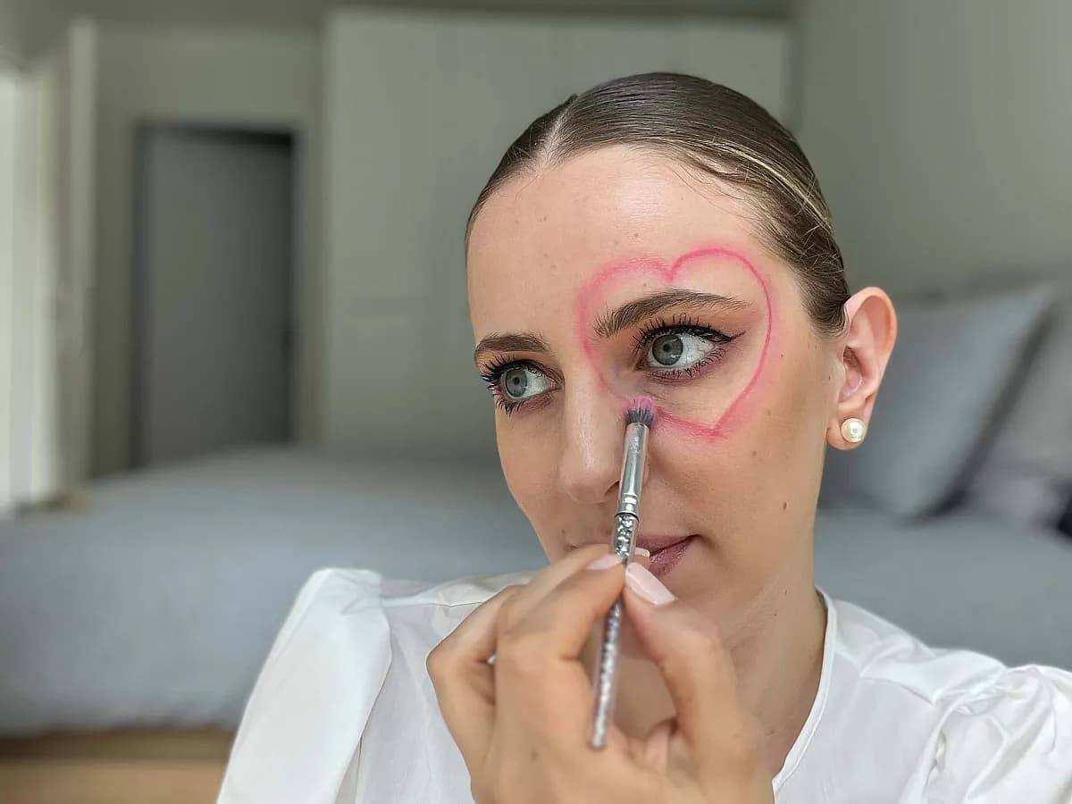 Frau verblendet Eyeliner mit einem Pinsel