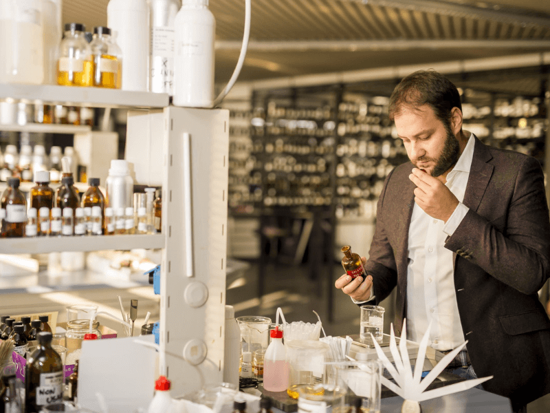 Andrea Carostti, Gründer von The House of Oud, im Duftlabor
