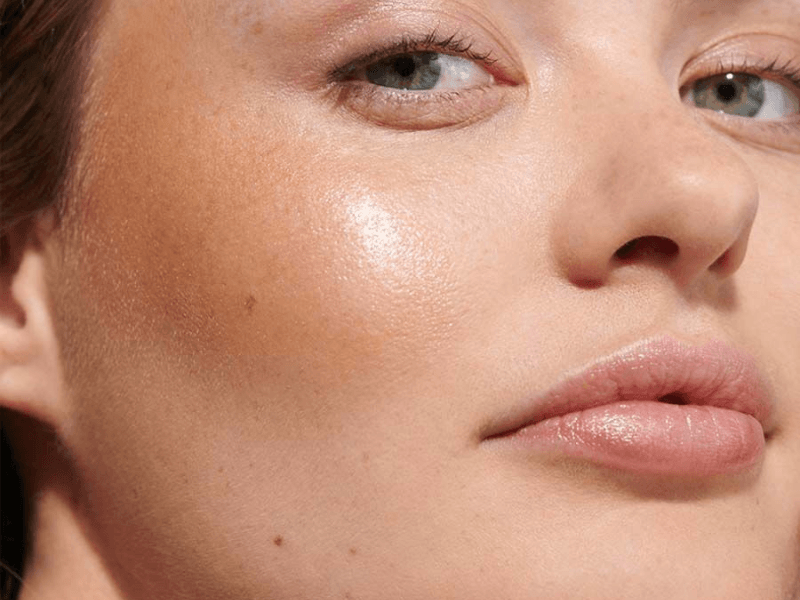 Junge Frau mit strahlend schöner Haut im Close-up